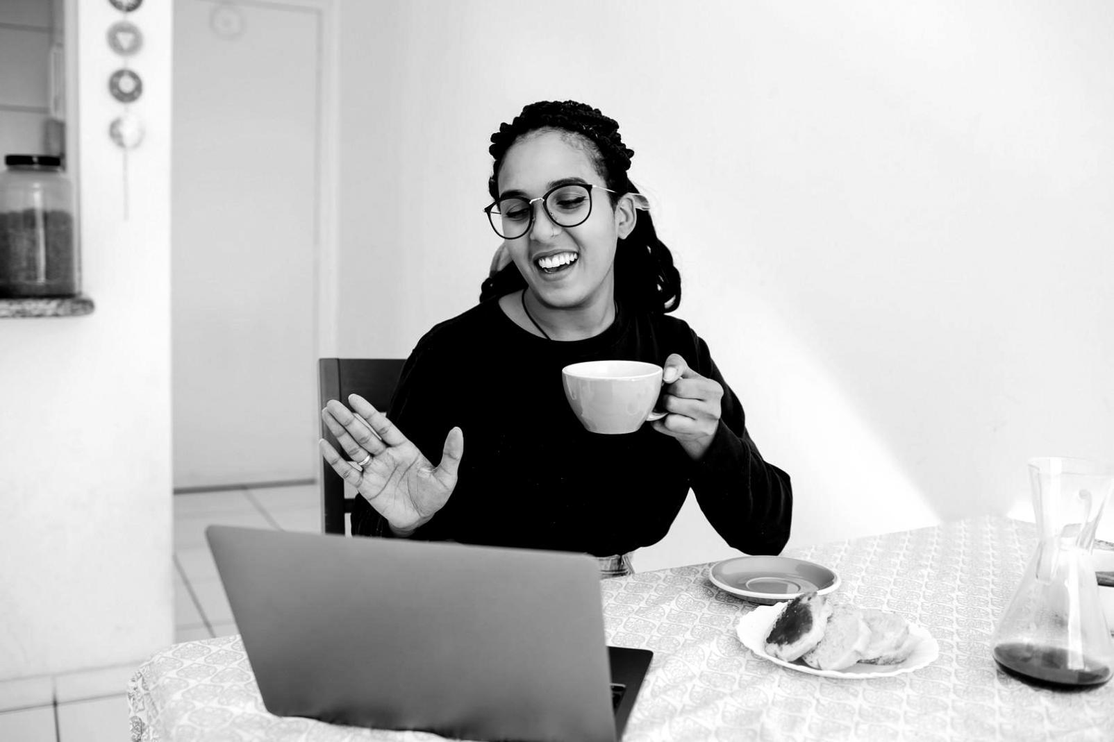 Студенты работают в команде над финансовым проектом