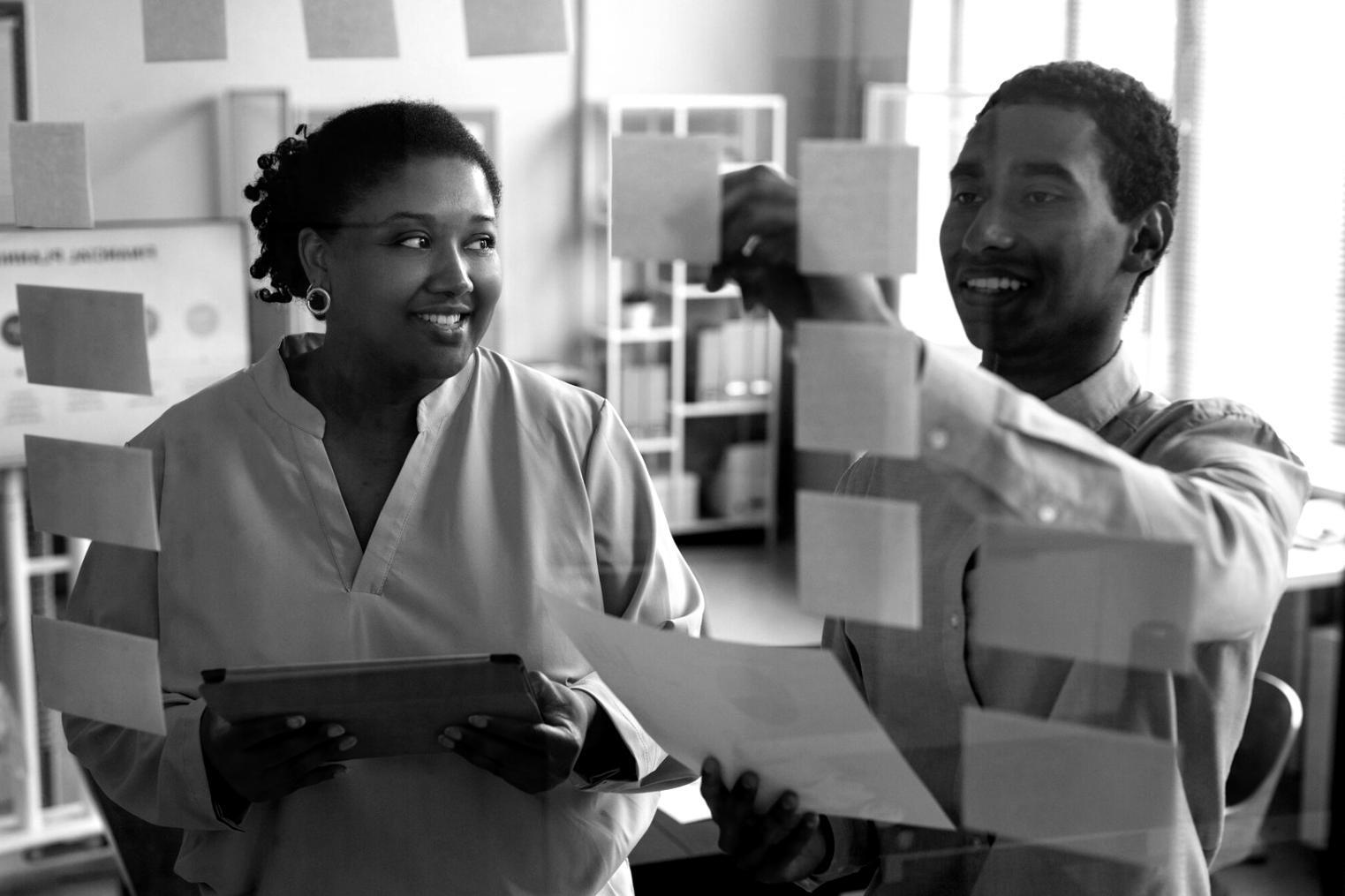 Студент изучает финансовые документы